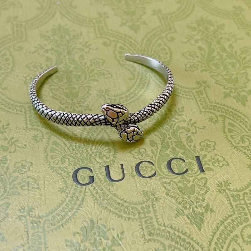 G*u*i bracelets
